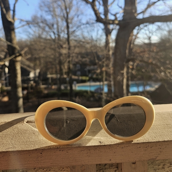 Off-white Luxury Oval Sunglasses. - Picture 1 of 2